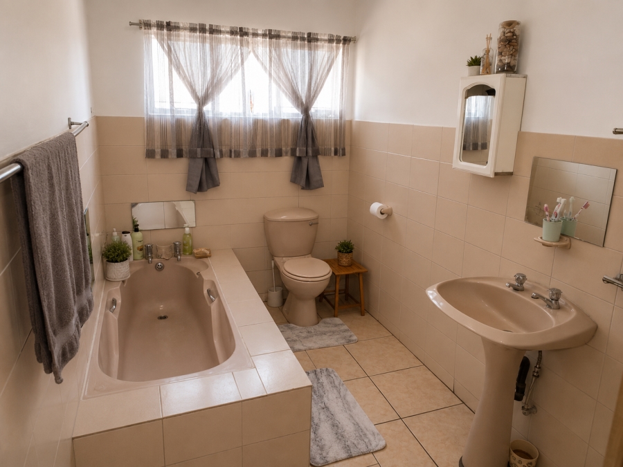 To Let 4 Bedroom Property for Rent in Oos Einde North West
